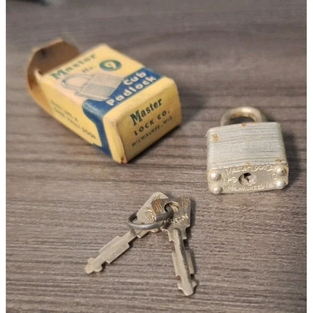 VINTAGE Master No. 9 Tiny Padlock Original Box 2 Keys Lock World's Finest USA